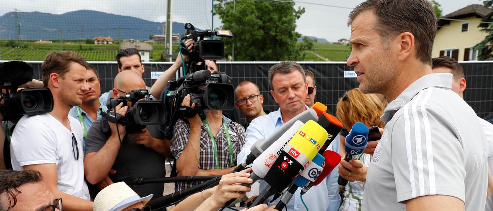 Viel gefragt. Und Oliver Bierhoff hatte dann auch ein wenig zu sagen zum Auftakt in Südtirol.