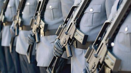 Soldaten mit Gewehren vom Typ G36