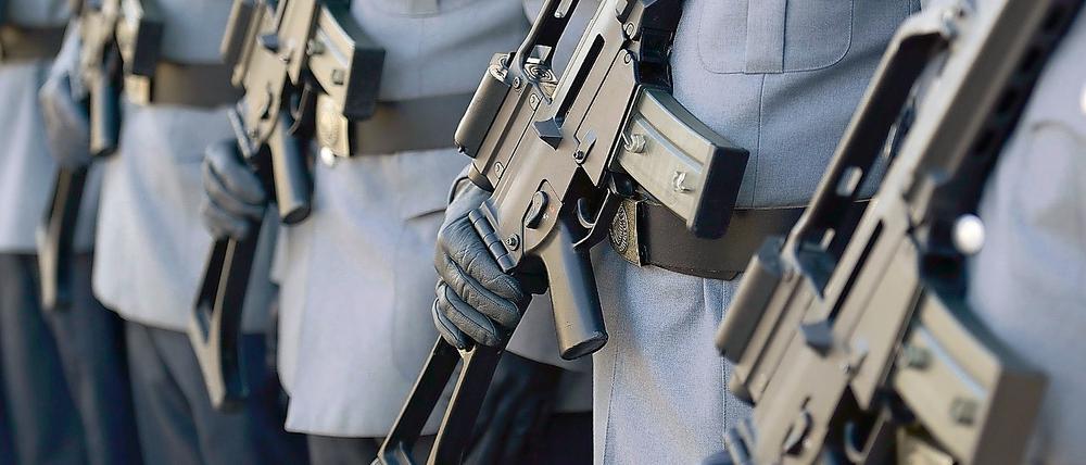 Soldaten mit Gewehren vom Typ G36