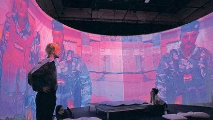 360 Grad. Eine Leinwand umschließt die Zuschauer vollständig.