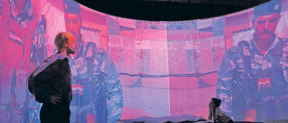 360 Grad. Eine Leinwand umschließt die Zuschauer vollständig.