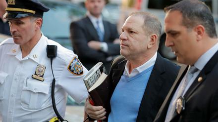 Filmproduzent Harvey Weinstein vor der Polizeiwache in New York.