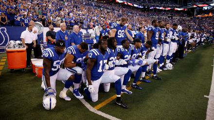 Solidarität unter Kollegen. Auch die Spieler der Indianapolis Colts beteiligten sich an den Protesten. In der kommenden Saison ist ihnen das nicht mehr gestattet. 