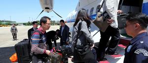 Südkoreanische Journalisten steigen am Flughafen in Seoul in ein Flugzeug nach Nordkorea.