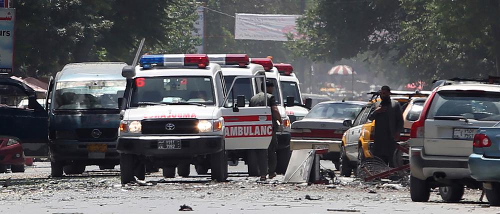 Notarztwagen an der Stelle eines Selbstmordanschlags im Zentrum der afghanischen Hauptstadt Kabul.