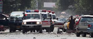 Notarztwagen an der Stelle eines Selbstmordanschlags im Zentrum der afghanischen Hauptstadt Kabul.