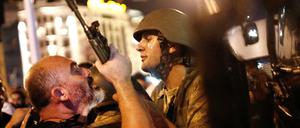 Istanbul 2016: Türkische Polizisten nehmen nach dem Putschversuch in der Türkei türkische Soldaten auf dem Taksim-Platz fest. 