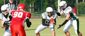 Heiße Kartoffel. Die Bullets beim Heimspiel in der Verbandsliga Ost gegen die Falken aus Halle. Die Partie endete 29:12.