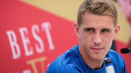 Nils Petersen spricht bei einer Pressekonferenz am Sportzentrum Rungg. 