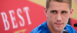 Nils Petersen spricht bei einer Pressekonferenz am Sportzentrum Rungg. 