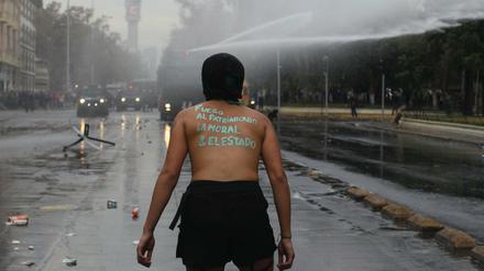 "Feuer dem Patriarchat": Eine Frau protestiert in Santiago de Chile gegen Sexismus.