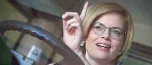 Bundeslandwirtschaftsministerin Julia Klöckner hat Lebensmittel-Discounter für Lockangebote mit niedrigen Fleischpreisen kritisiert.