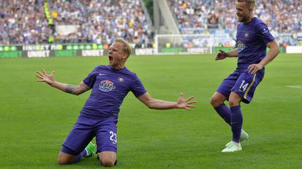 Wir wollen drin bleiben. Sören Bertram (links) und Pascal Köpke bejubeln das 1:0 von Aue, am Ende siegte Erzgebirge 3:1 gegen den Karlsruher SC: