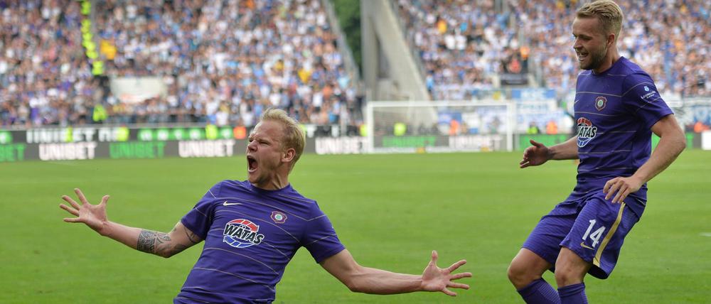 Wir wollen drin bleiben. Sören Bertram (links) und Pascal Köpke bejubeln das 1:0 von Aue, am Ende siegte Erzgebirge 3:1 gegen den Karlsruher SC:
