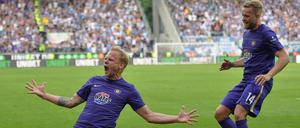 Wir wollen drin bleiben. Sören Bertram (links) und Pascal Köpke bejubeln das 1:0 von Aue, am Ende siegte Erzgebirge 3:1 gegen den Karlsruher SC:
