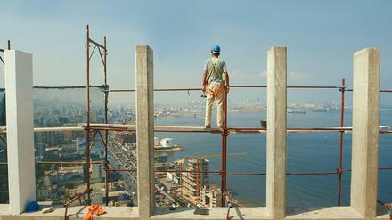 Ein Bauarbeiter auf der Baustelle mit Aussicht auf Beirut.