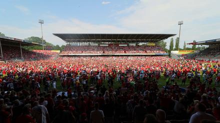 Friedlicher Platzsturm. Die Feier im Stadion der Freundschaft nach dem Spiel gegen Flensburg.
