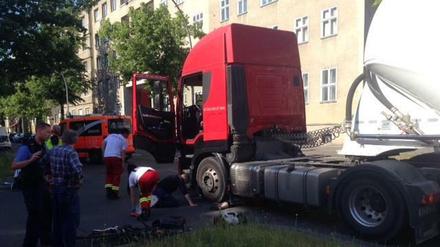 Unter diesen Lastwagen geriet die Radfahrerin. 