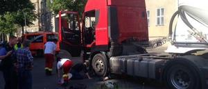 Unter diesen Lastwagen geriet die Radfahrerin. 