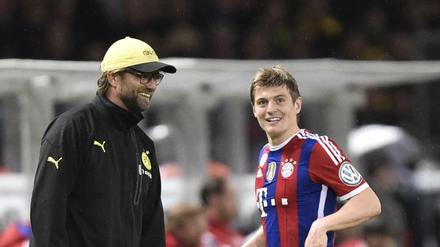 Wiedersehen in neuen Outfits. Zuletzt trafen Jürgen Klopp (links) und Toni Kroos als Gegner im DFB-Pokalfinale 2014 in Berlin aufeinander. Kroos gewann damals mit den Bayern 2:0 gegen Dortmund. 