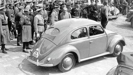Nazi-Propaganda. Adolf Hitler, der den Käfer-Erfinder Ferdinand Porsche bewunderte, nahm regen Anteil an der Entwicklung des Volkswagens, des damals sogenannten KdF-Wagens – nach dem Namen der NS-Organisation Kraft durch Freude (KdF). Der Autobauer beschäftigte bis zu 20 000 Zwangsarbeiter. 