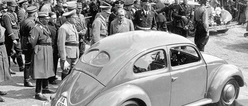 Nazi-Propaganda. Adolf Hitler, der den Käfer-Erfinder Ferdinand Porsche bewunderte, nahm regen Anteil an der Entwicklung des Volkswagens, des damals sogenannten KdF-Wagens – nach dem Namen der NS-Organisation Kraft durch Freude (KdF). Der Autobauer beschäftigte bis zu 20 000 Zwangsarbeiter.