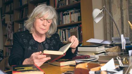 Margarethe von Trotta mit ihrem Tagebuch aus den Siebzigern . 1977 lernte die Filmemacherin Christiane Ensslin bei der Beerdigung von deren Schwester kennen, der RAF-Terroristin Gudrun Ensslin – und drehte dann das Schwesterndrama „Die bleierne Zeit“.
