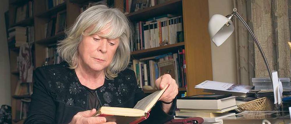 Margarethe von Trotta mit ihrem Tagebuch aus den Siebzigern . 1977 lernte die Filmemacherin Christiane Ensslin bei der Beerdigung von deren Schwester kennen, der RAF-Terroristin Gudrun Ensslin – und drehte dann das Schwesterndrama „Die bleierne Zeit“.