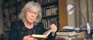 Margarethe von Trotta mit ihrem Tagebuch aus den Siebzigern . 1977 lernte die Filmemacherin Christiane Ensslin bei der Beerdigung von deren Schwester kennen, der RAF-Terroristin Gudrun Ensslin – und drehte dann das Schwesterndrama „Die bleierne Zeit“.