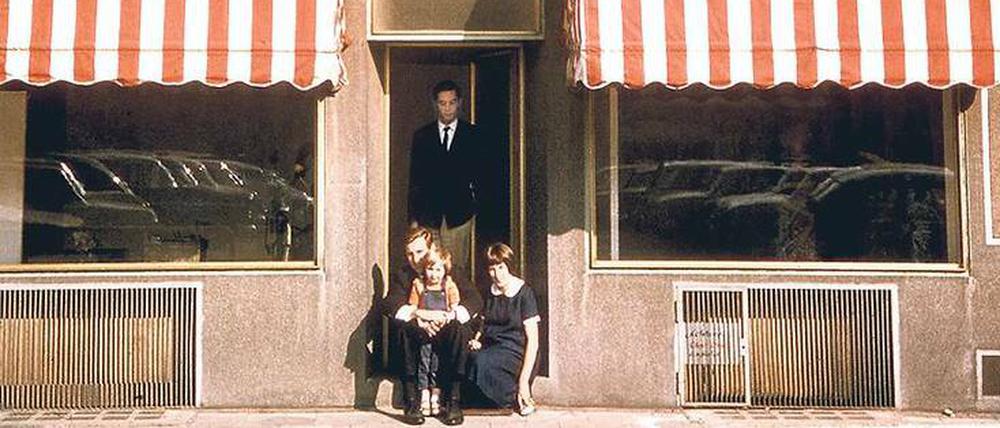 Kölner Kulisse. Rudolf Zwirner (sitzend) vor seiner ersten Galerie in der Domstadt mit Tochter Esther, Ursula Reppin und Mitarbeiter Albert Moehn, um 1962/63.