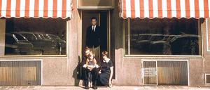 Kölner Kulisse. Rudolf Zwirner (sitzend) vor seiner ersten Galerie in der Domstadt mit Tochter Esther, Ursula Reppin und Mitarbeiter Albert Moehn, um 1962/63.