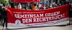 Zahlreiche Teilnehmer von Bündnis "Stuttgart gegen Rechts" veranstalten nahe einer Demo der Jugendorganisation der AfD eine Gegendemonstration.