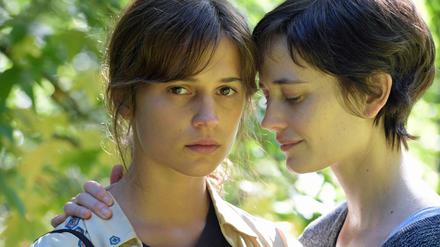 Eva Green (rechts) als Emilie und Alicia Vikander als Ines in "Euphoria".