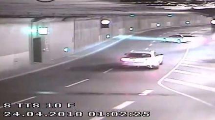 Der Unfall bei dem Autorennen im Berliner Tiergartentunnel wurde von Überwachungskameras erfasst.