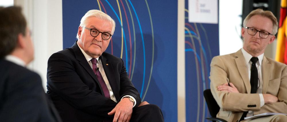 Christoph Möllers (links), Professor für Öffentliches Recht und Rechsphilosophie, Bundespräsident Frank-Walter Steinmeier und der Schriftsteller David Van Reybrouck diskutieren bei der Veranstaltung "Forum Bellevue zur Zukunft der Demokratie".