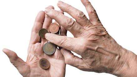 ARCHIV - ILLUSTRATION - Hände eines alten Menschen halten Geld, aufgenommen am 04.02.2013 in Leipzig. Zum ersten Mal seit langer Zeit wird es wieder richtige Verbesserungen für Rentner geben - freilich nicht für alle. Foto: Sebastian Willnow/dpa (zu dpa "Teure Rentenreform mit Wirkungen und Nebenwirkungen" vom 16.01.2014) +++(c) dpa - Bildfunk+++