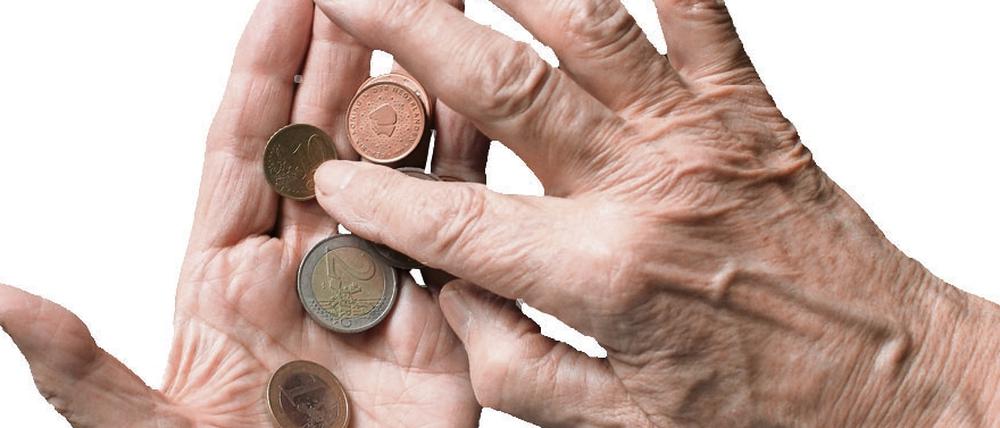 ARCHIV - ILLUSTRATION - Hände eines alten Menschen halten Geld, aufgenommen am 04.02.2013 in Leipzig. Zum ersten Mal seit langer Zeit wird es wieder richtige Verbesserungen für Rentner geben - freilich nicht für alle. Foto: Sebastian Willnow/dpa (zu dpa "Teure Rentenreform mit Wirkungen und Nebenwirkungen" vom 16.01.2014) +++(c) dpa - Bildfunk+++