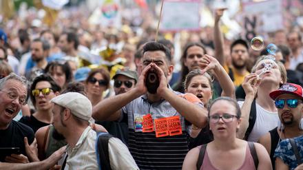 Gegendemonstranten protestieren in Berlin gegen eine Demo der AfD.