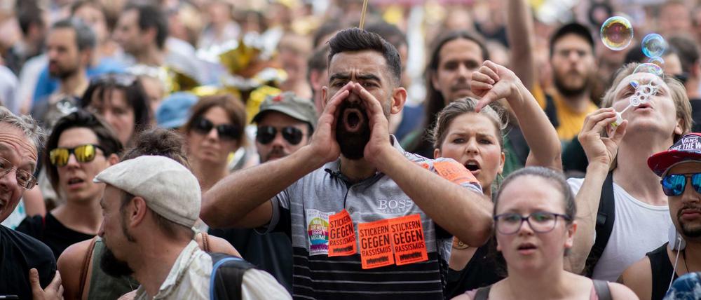 Gegendemonstranten protestieren in Berlin gegen eine Demo der AfD.