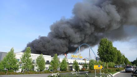 Großbrand im Europa-Park Rust. Flammen steigen über der Lagerhalle auf.