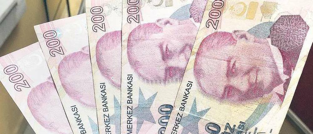 Präsident Erdogan vertritt die esoterische Meinung, dass höhere Leitzinsen die Inflation erhöhen, weshalb er seiner Notenbank lange Zeit untersagt hat, mit Zinserhöhungen die inzwischen galoppierende Inflation zu stoppen.