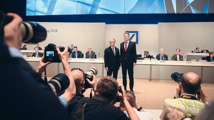 Neues Gespann. Deutsche-Bank-Aufsichtsratschef Paul Achleitner und der neue Vorstandschef Christian Sewing posieren auf der Hauptversammlung in Frankfurt. 
