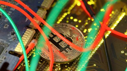 Der Wert der Digitalwährung Bitcoin hat sich seit dem Höhenflug wieder mehr als halbiert. 