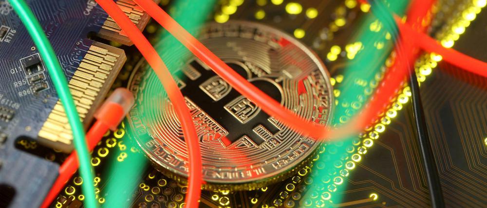 Der Wert der Digitalwährung Bitcoin hat sich seit dem Höhenflug wieder mehr als halbiert. 