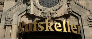 Schild des Ratskellers im Rathaus Charlottenburg.