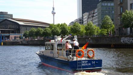 Die Wasserschutzpolizei Wache Mitte auf Streifenfahrt über die Spree im Regierungsviertel. 