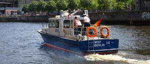 Die Wasserschutzpolizei Wache Mitte auf Streifenfahrt über die Spree im Regierungsviertel. 