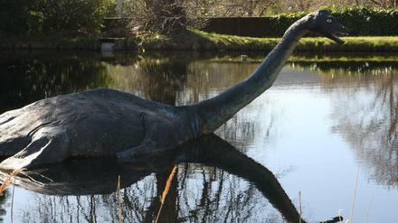 Eine Nessie-Figur steht im schottischen Hochland bei Inverness. (Symbolbild)
