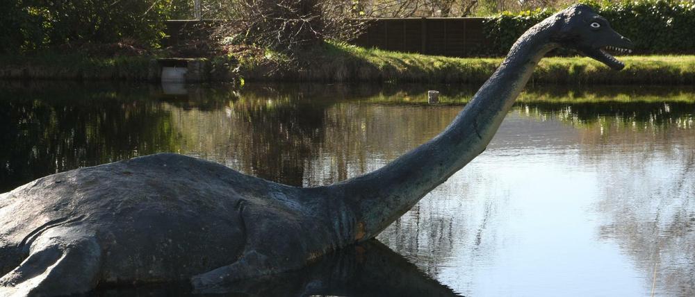 Eine Nessie-Figur steht im schottischen Hochland bei Inverness. (Symbolbild)