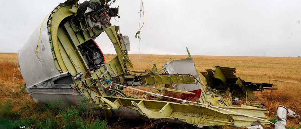 Ein Wrackteil des Fluges MH17 im Osten der Ukraine.